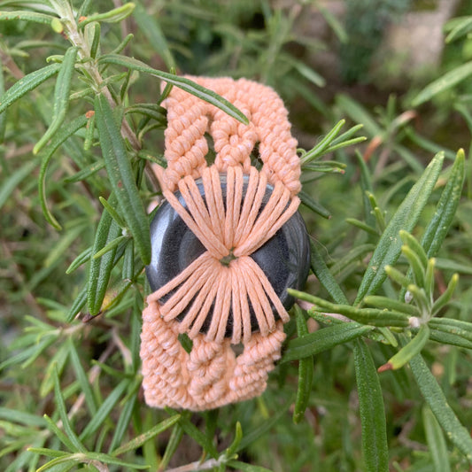 Bracelet artisanal micro-macramé couleur saumon avec donut en pierre naturelle hématite pour équilibre énergétique