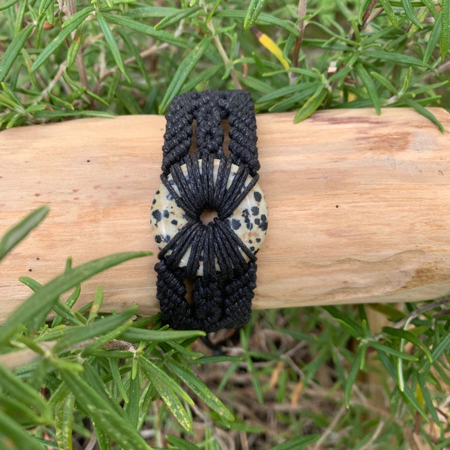 Détail micro-macramé noir avec pierre jaspe dalmatien ronde pour bijou spirituel et bien-être
