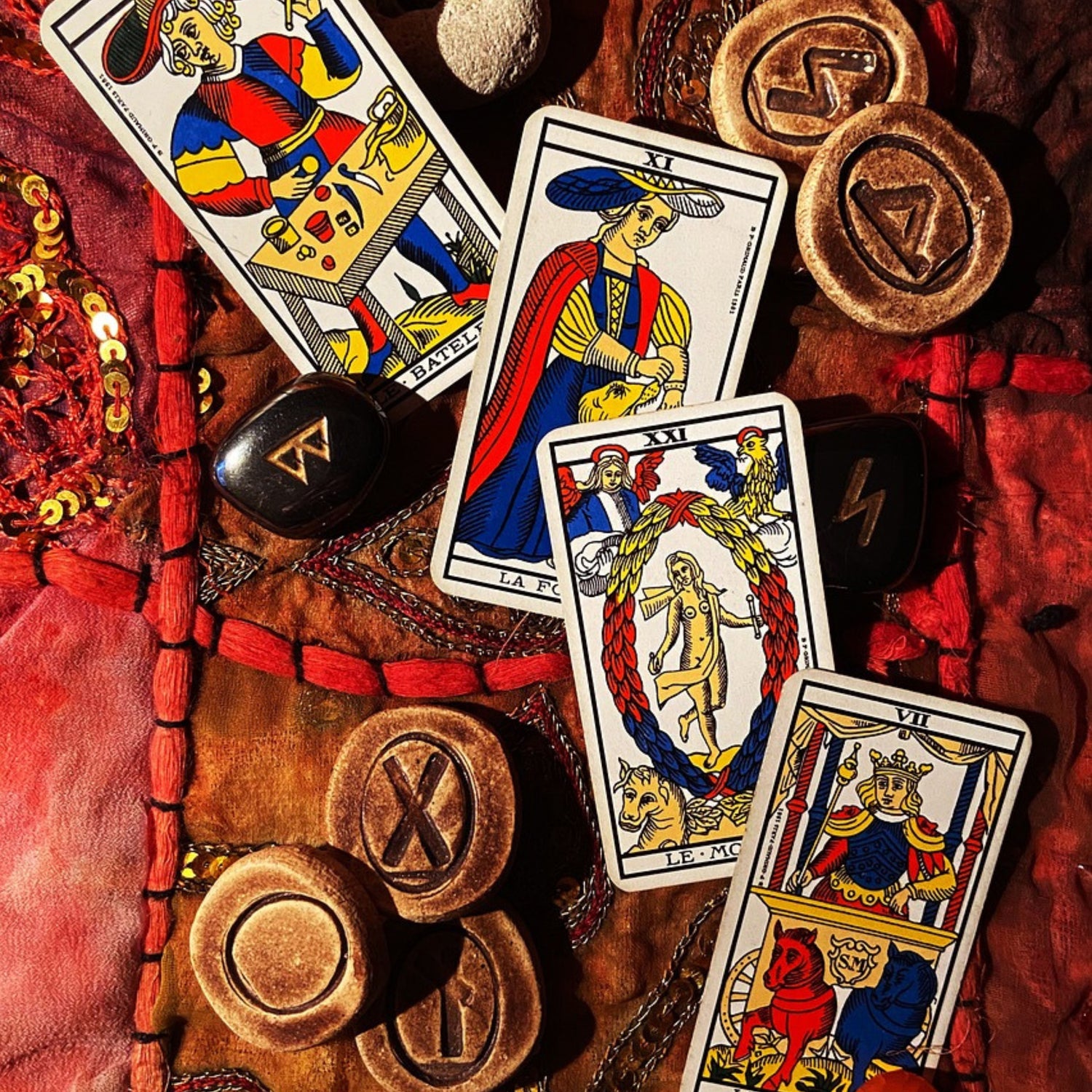 tirage divinatoire avec des runes ainsi que des cartes du tarot de Marseille