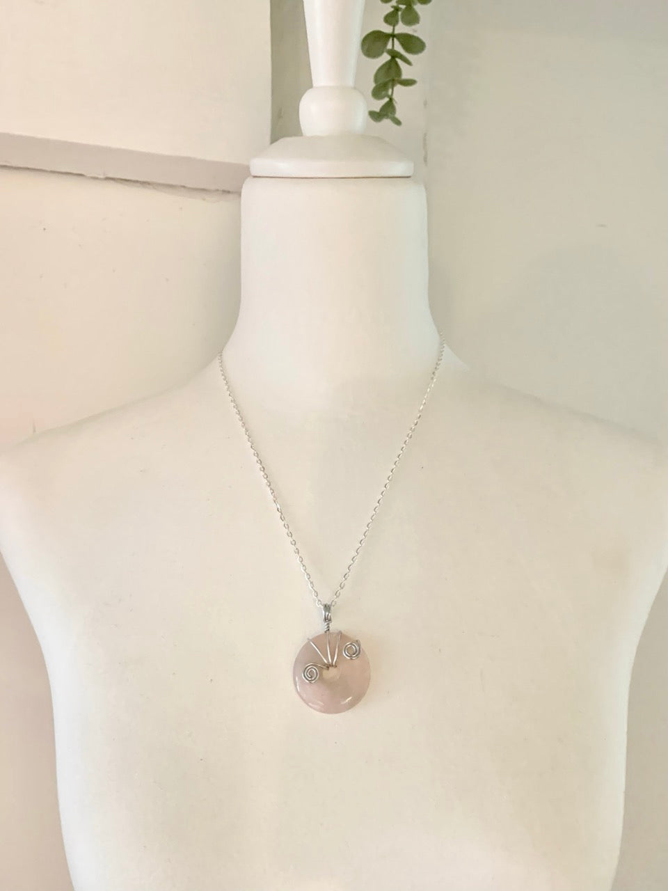 Buste avec un joli pendentif en pierre Quartz Rose - fabrication artisanale