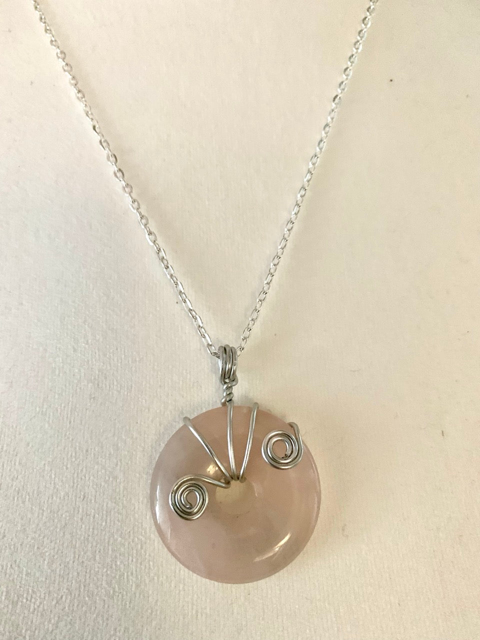 Pendentif artisanal en pierre - Donut en Quartz Rose