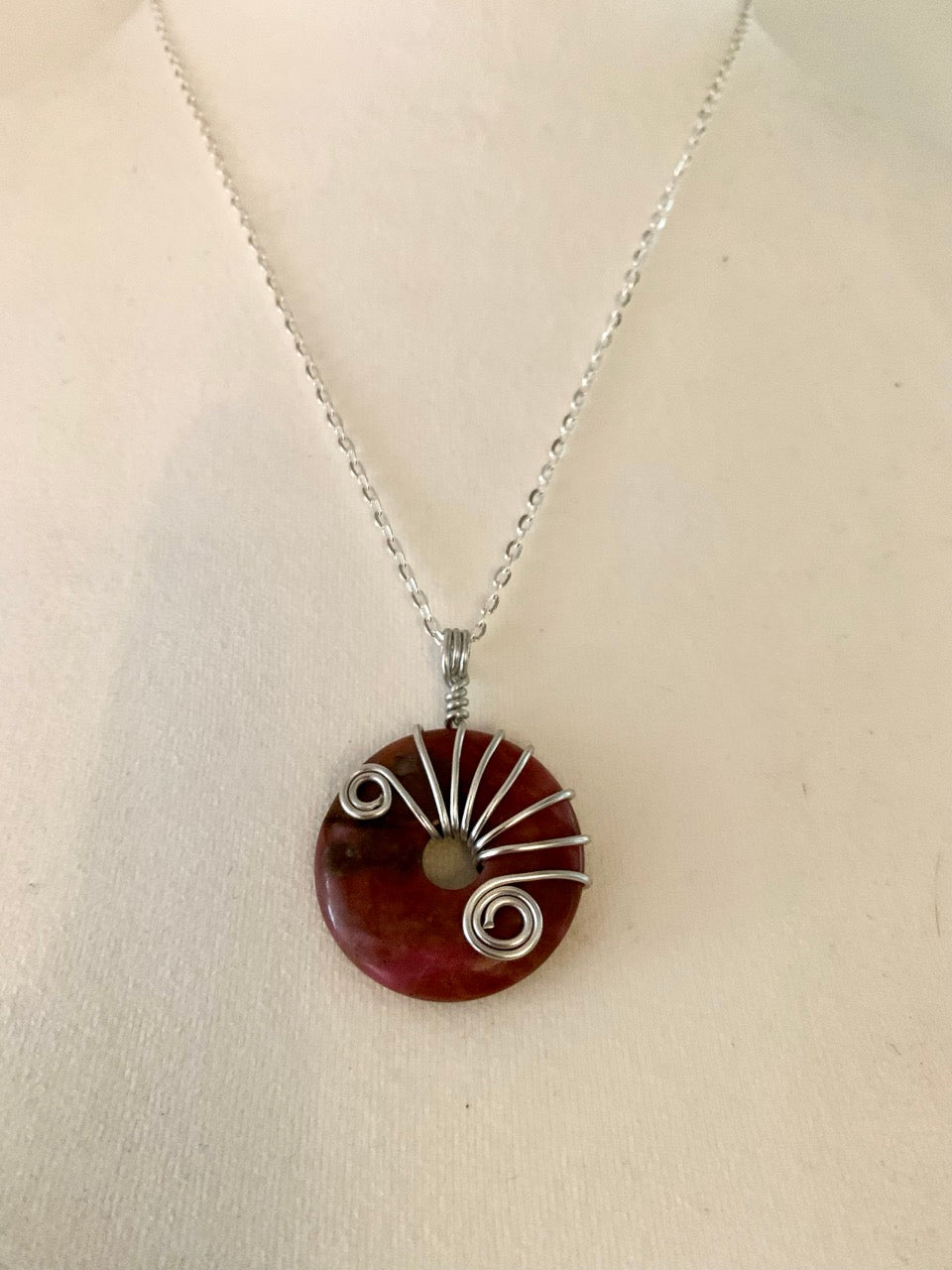 Pendentif artisanal en pierre - Donut Rhodonite