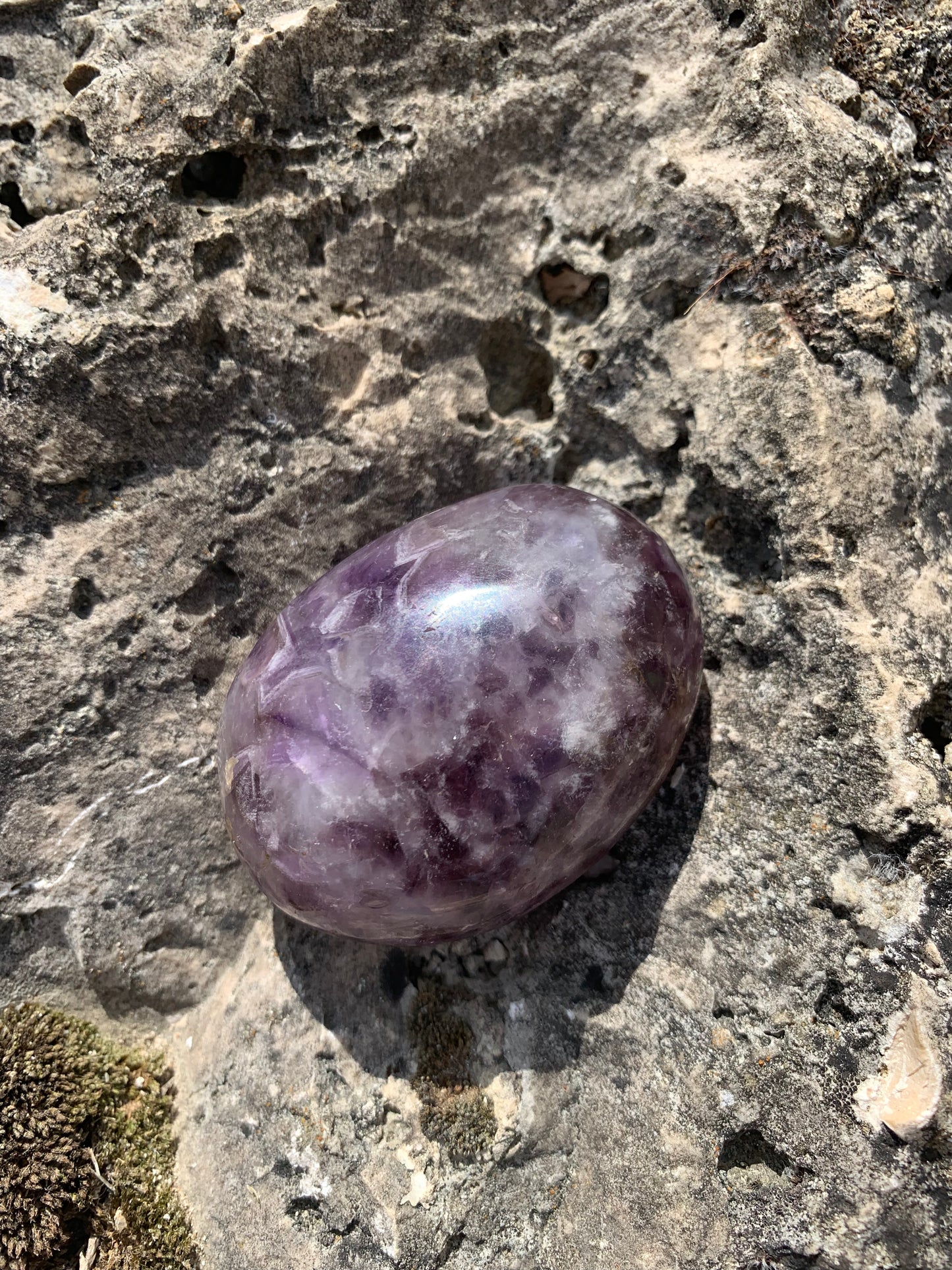 un galet en pierre naturelle de lithothérapie améthyste