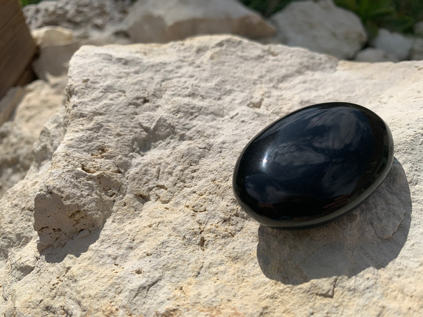 galet en obsidienne noire - pierre d'ancrage et de protection