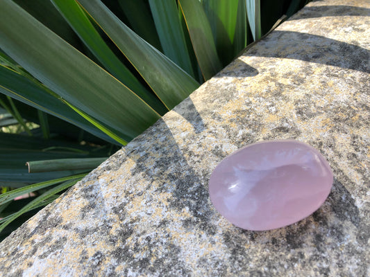 galet en quartz rose - pierre naturelle de lithothérapie