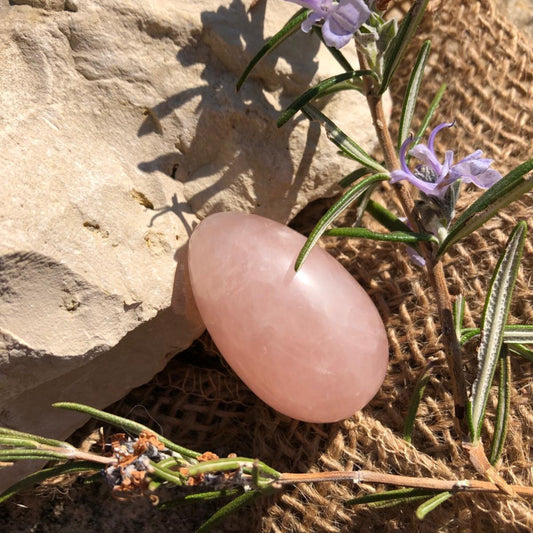 Oeuf de Yoni en pierre Quartz Rose dans un cadre naturel