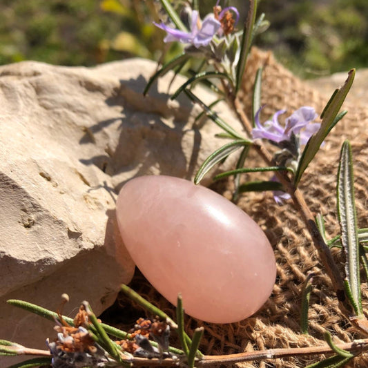 oeud fe yoni en quart rose délicatement posé