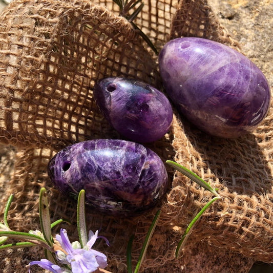 Set de 3 oeufs de Yoni persé en pierre Améthyste