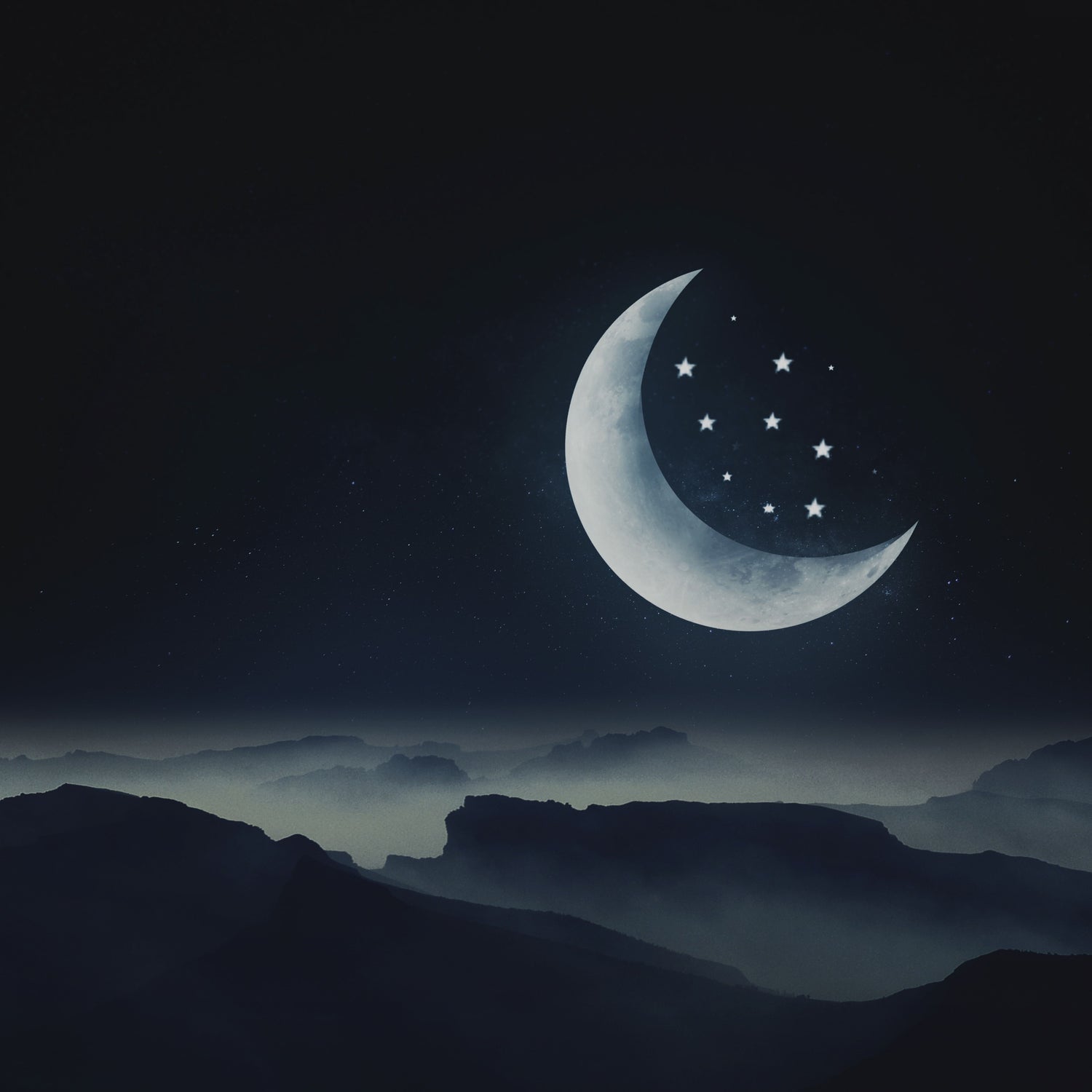 illustration d'une nuit étoilée avec un gros quartier de lune brillant. on appreçois en bas de l'image les monts des montages dans la nuit