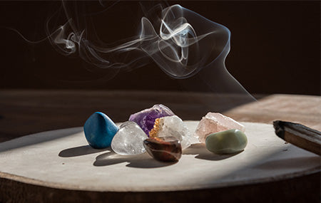 Boutique de Lithothérapie en ligne - Photo de pierres naturelle purifiée au Palo Santo