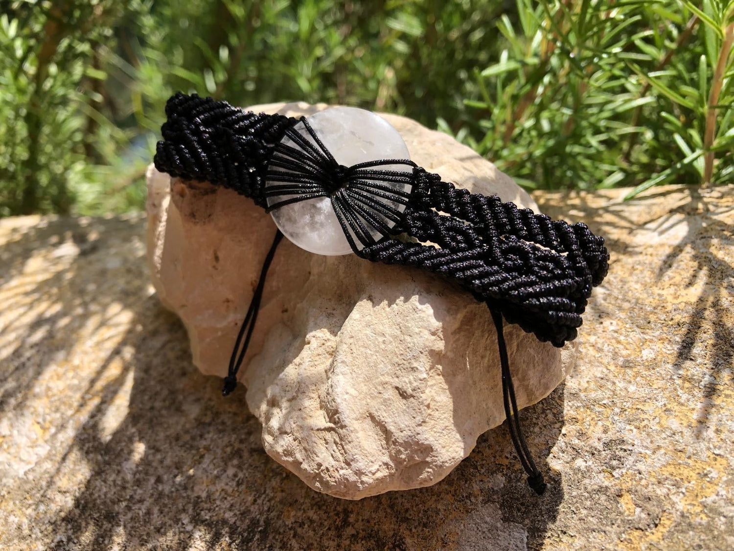 Boutique de Lithothérapie en ligne - Bracelete Tréssé Noir avec un Donut En cirstal de Roche-artisanat