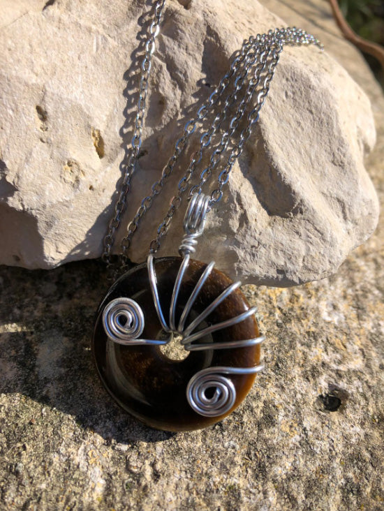 Pendentif Donut en pierre Oeil de Tigre - Fabrication artisanale