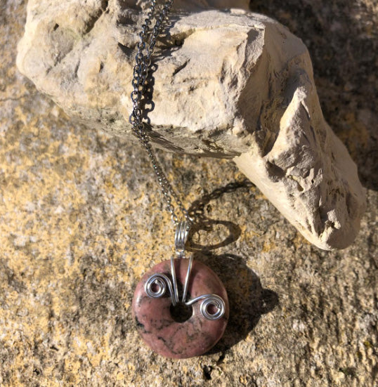 Pendentif Donut en pierre Rhodhonite et métal argenté artisanal