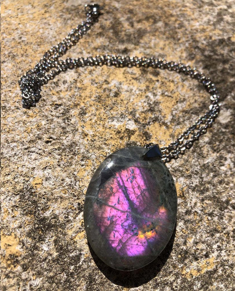 Boutique ésotérique en ligne - pendentif en Labradorite Violette - SOEURS