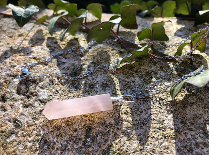 Boutique ésotérique - Lithothérapie Pendentif Pointe en Quartz Rose - SOEURS