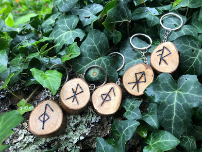 Boutique ésotérique en ligne - 5 porte-clés en bois gravées de Runes Viking