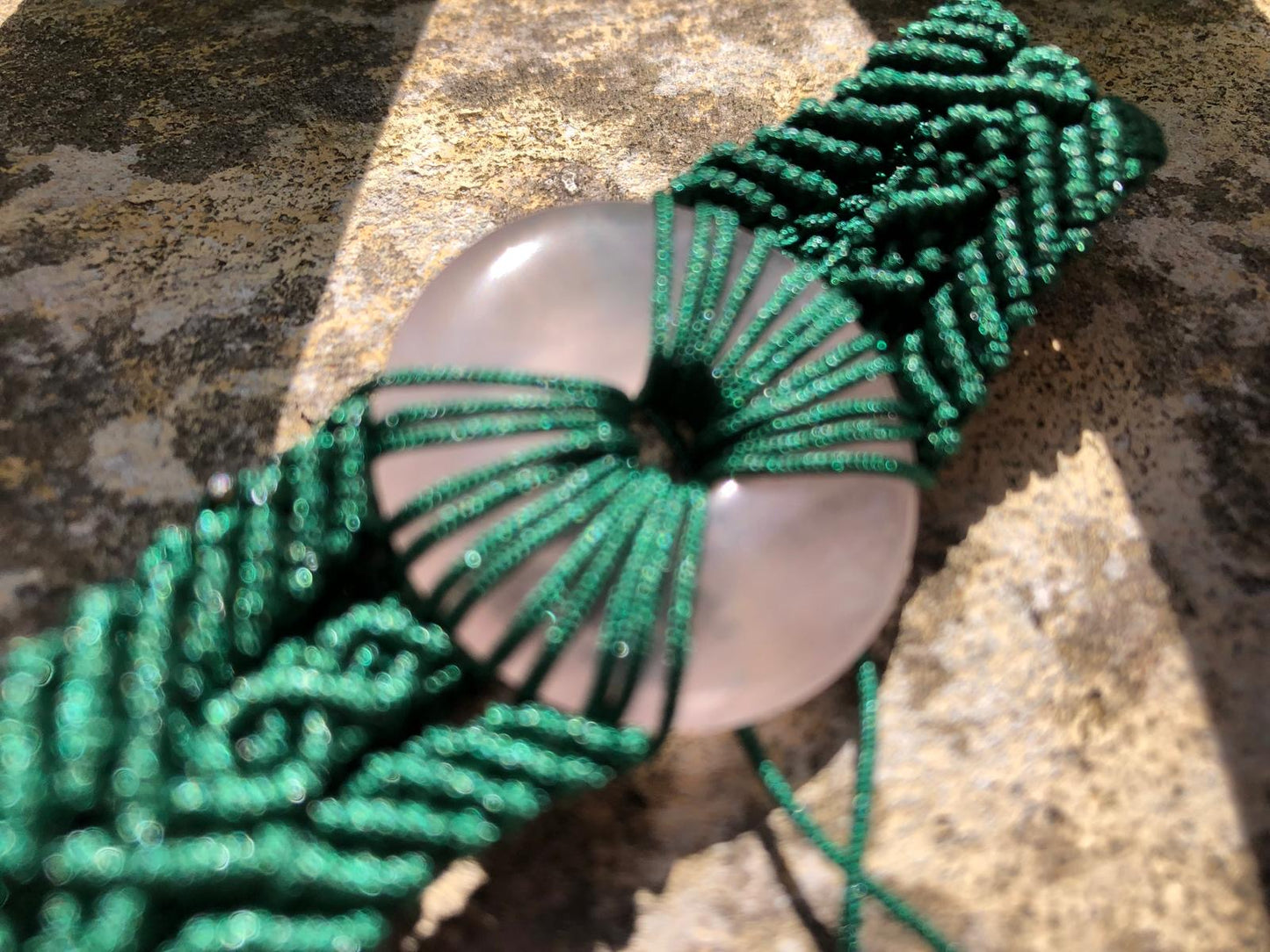 Boutique de lithothérapie en ligne - Bracelet tréssé avec Donut en quartz Rose, bracelet vert
