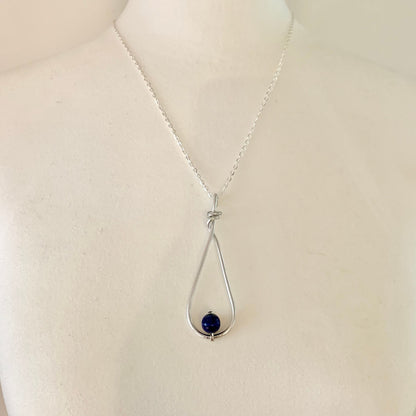 Boutique de Lithothérapie en ligne - Pendentif artisanel argenté et lapis Lazuli