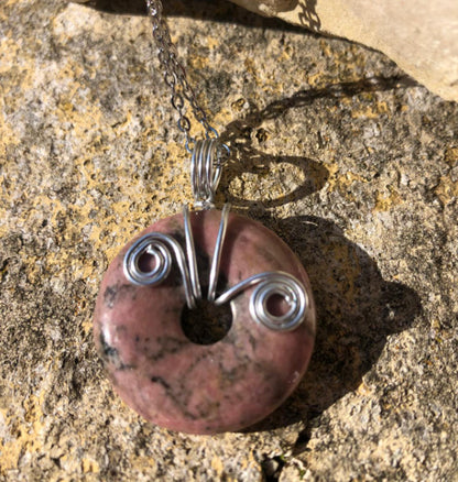 Pendentif en pierre Naturelle Rhodhonite et chaine en argent