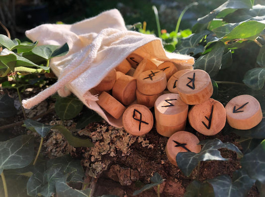 Boutique ésotérique en ligne - Poche en coton de 24 runes viking en bois - Fabrication artisanale