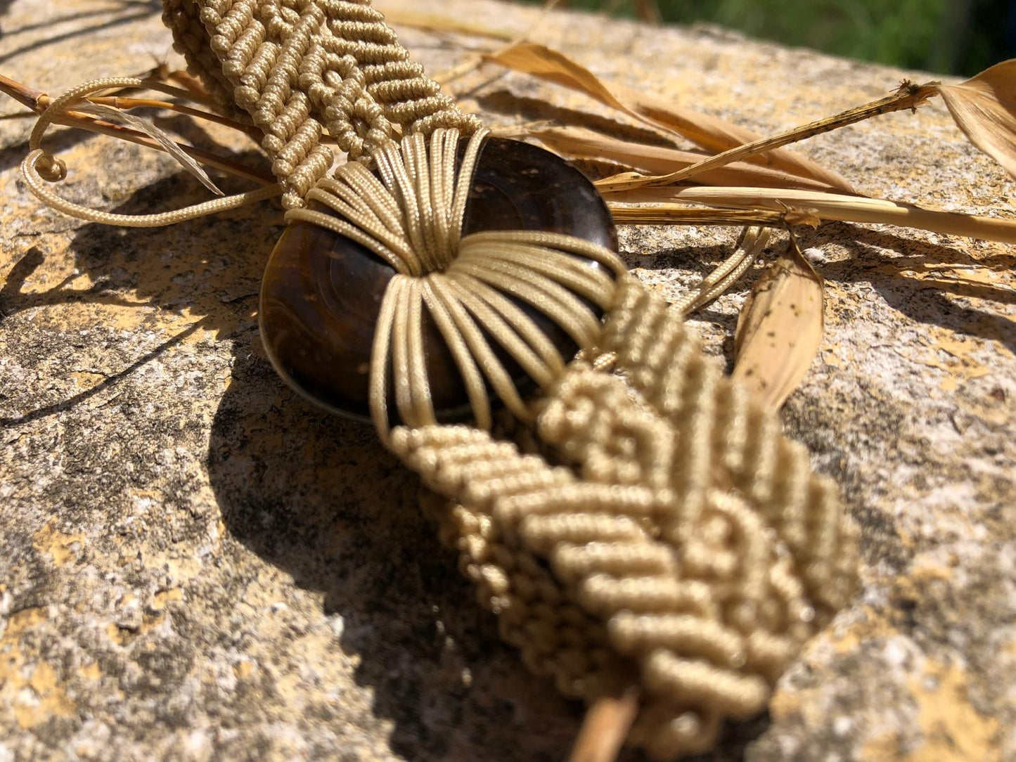 Boutique de Lithothérapie en ligne - Bracelet tréssé beige avec un donut en Oeil de Tigre
