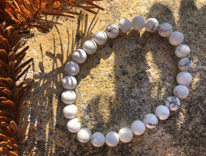 Boutique de Lithothérapie en ligne : photo d'une bracelete en Howlite blanche pour la lithothérapie
