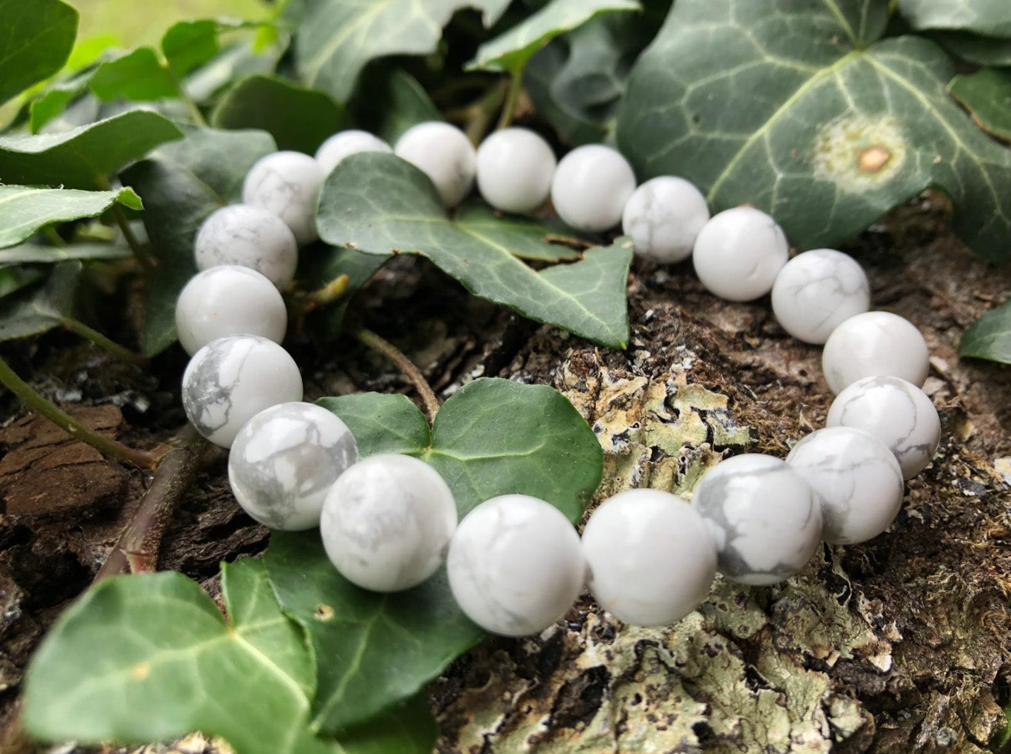 Boutique ésotérique en ligne - Photo d'un bracelet en Howlite perle de 10mm
