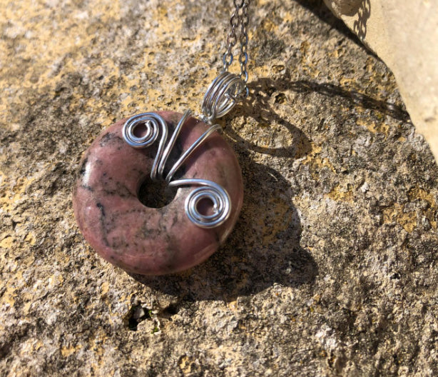 Pendentif en pierre Naturelle Rhodhonite et métal argenté