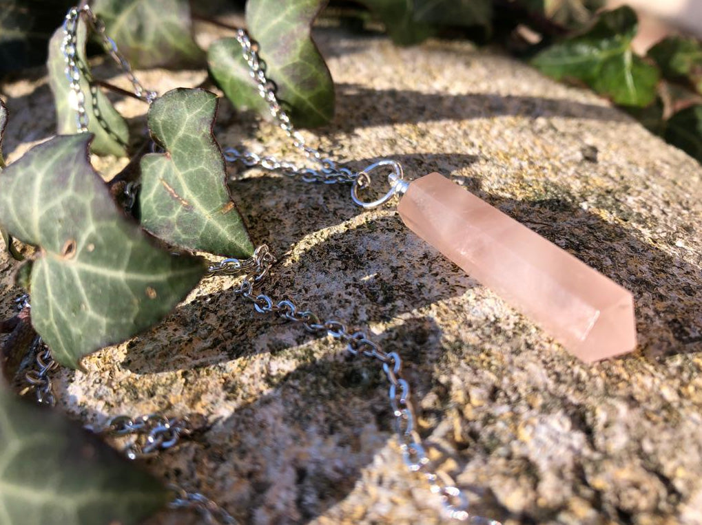 Boutique ésotérique - Lithothérapie Pendentif Quartz Rose en pointe - SOEURS