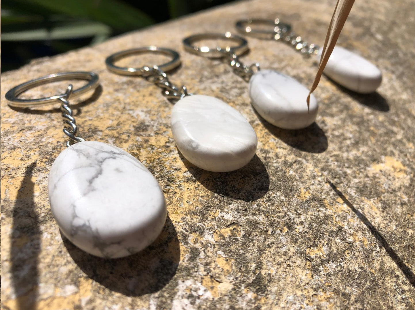 Boutique de lithothérapie en ligne - Porte clés en Pierre Howlite blanche - SOEURS
