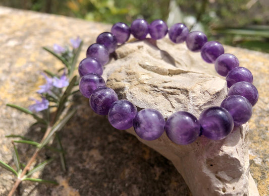 Bracelet en pierre Naturelle améthyste sur un rocher