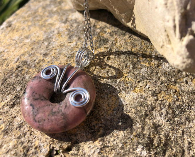 Pendentif Donut en pierre Rhodonite - Fabrication Artisanale