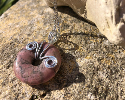 Pendentif Donut en pierre Rhodonite - Fabrication Artisanale