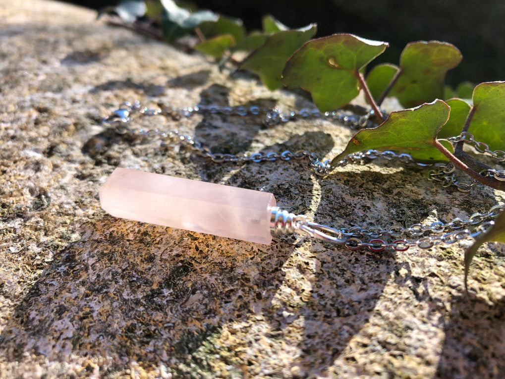 Boutique ésotérique - Lithothérapie Pendentif en pierre Quartz Rose pointe - SOEURS