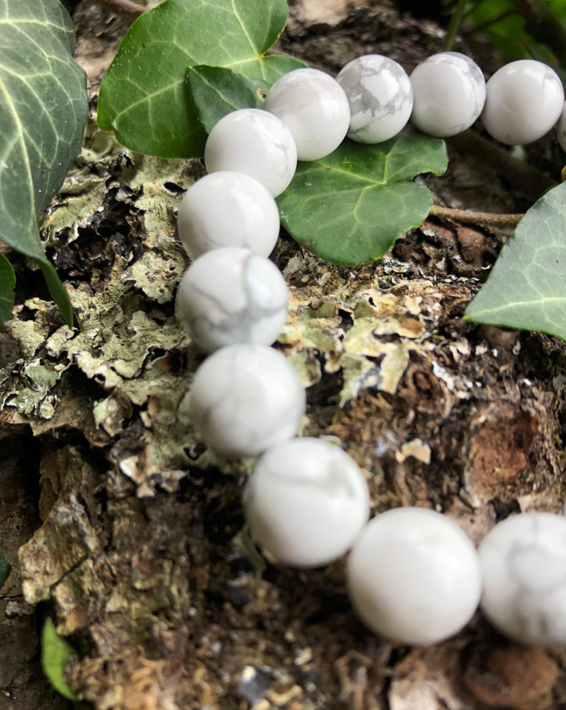 Boutique de lithothérapie en ligne - Photo d'un bracelet en Howlite perle de 10mm