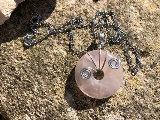 Pendentif en pierre Quartz Rose  - Forme Donut - Fabrication artisanale