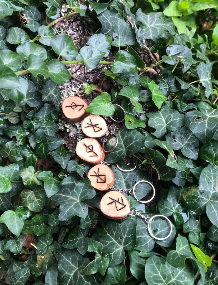 Boutique ésotérique en ligne - Photo de 5 porte-clés Runes viking en bois