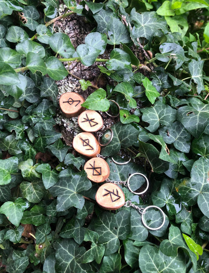 Boutique ésotérique en ligne - Photo de 5 porte-clés Runes viking en bois