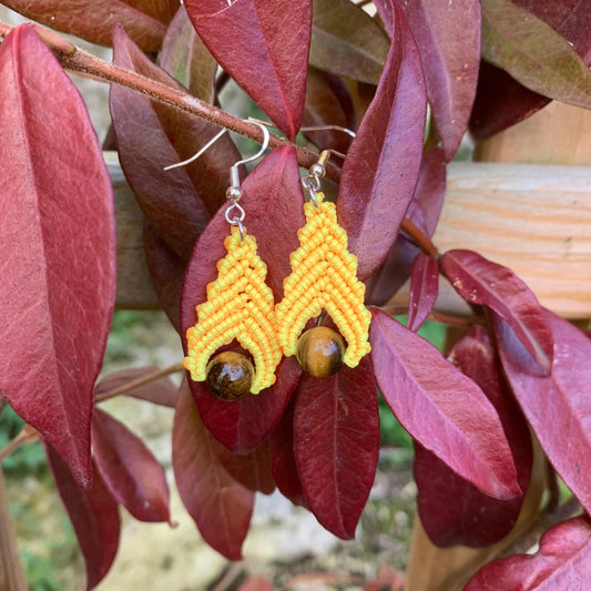 Boucles d’oreilles bohèmes en micro-macramé jaune avec perle d’œil de tigre, symbole d’énergie solaire et de protection.