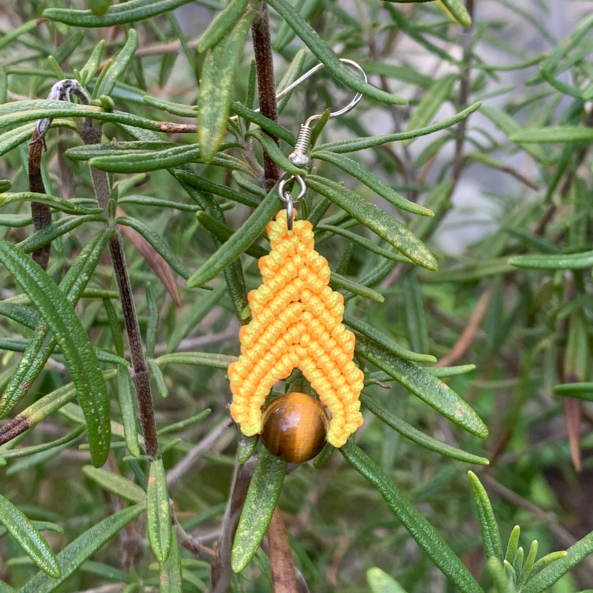Création bohème en micro-macramé jaune et pierre d’œil de tigre, bijou énergétique aux tons chauds et protecteurs.
