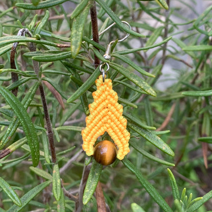 Création bohème en micro-macramé jaune et pierre d’œil de tigre, bijou énergétique aux tons chauds et protecteurs.
