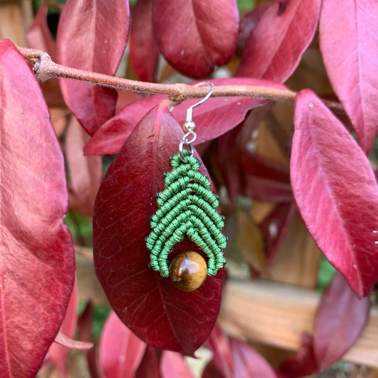 Bijou énergétique artisanal en macramé et pierre naturelle œil de tigre, décor de feuilles rouges d’automne pour une ambiance chaleureuse et spirituelle.