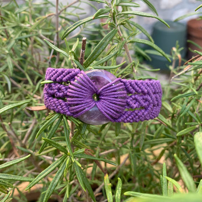 Bracelet spirituel en micro-macramé violet avec pierre naturelle améthyste pour calme, méditation et protection spirituelle
