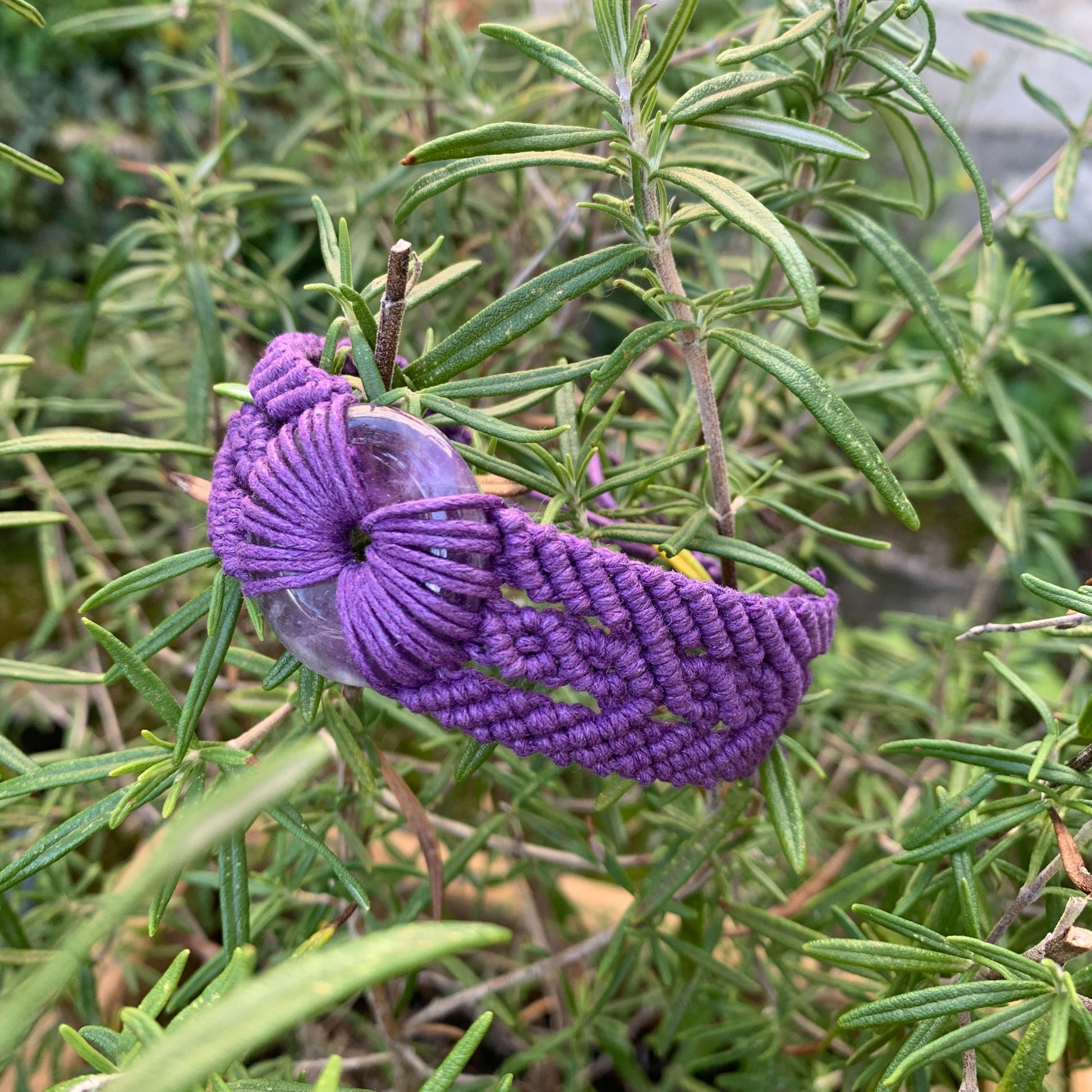 Détail du tissage artisanal en micro-macramé violet et pierre améthyste pour bijou spirituel et lithothérapie
