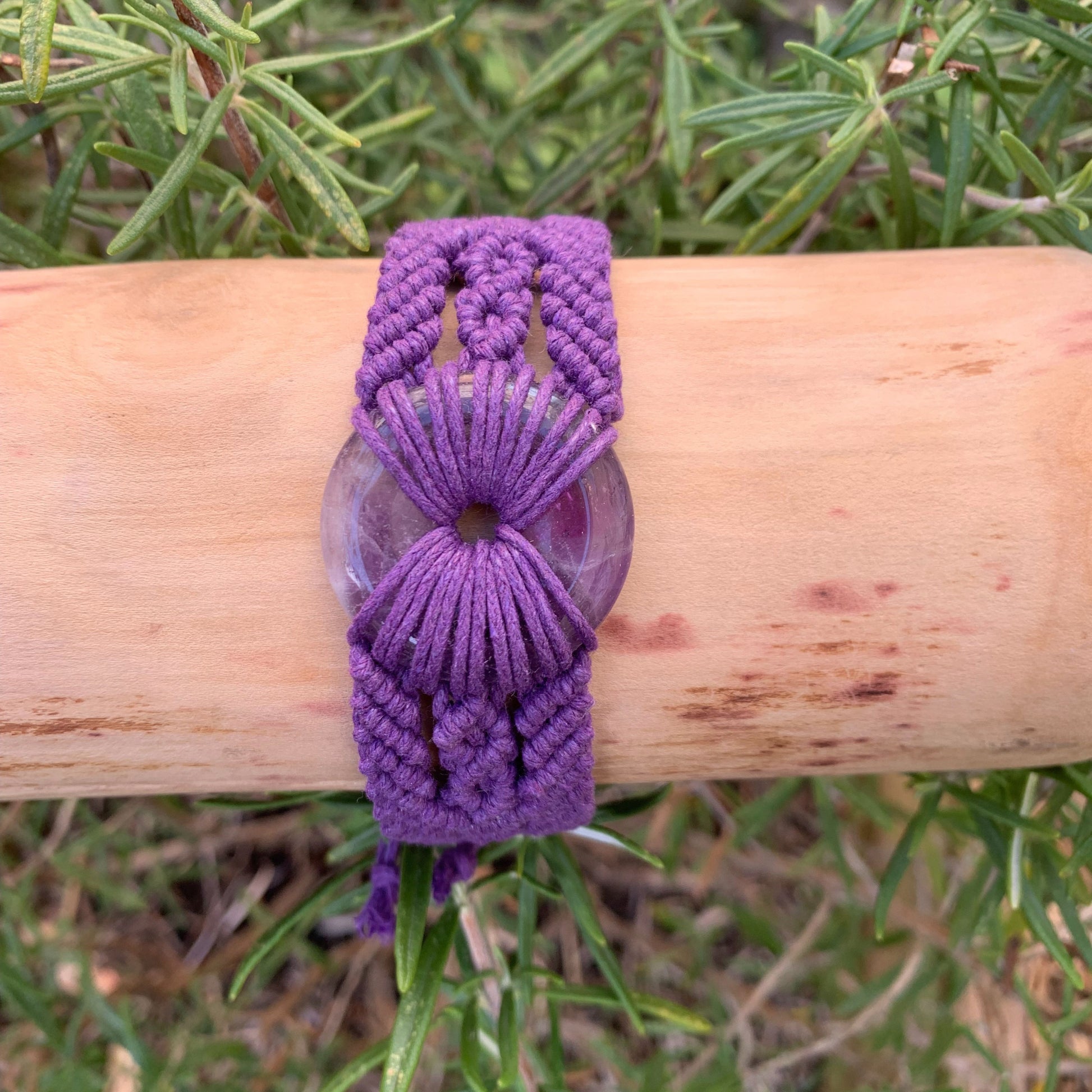 Gros plan du donut en pierre naturelle améthyste sur bijou artisanal pour harmonisation des chakras et sérénité intérieure