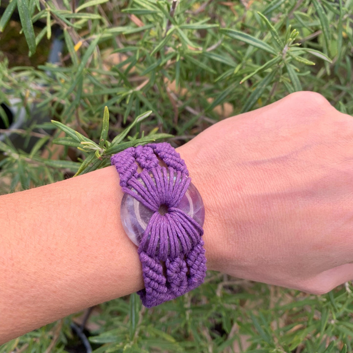 Bracelet spirituel violet et pierre naturelle porté au poignet pour méditation et énergie positive artisanale