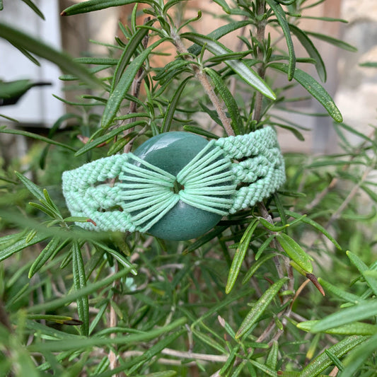 Gros plan du donut en aventurine verte sur un bijou spirituel artisanal pour équilibre énergétique et abondance