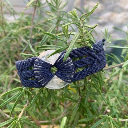 Bracelet spirituel en micro-macramé bleu nuit avec cristal de roche naturel pour clarté, énergie et méditation