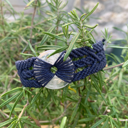 Bracelet spirituel en micro-macramé bleu nuit avec cristal de roche naturel pour clarté, énergie et méditation