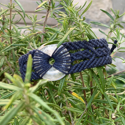 Gros plan du donut en pierre naturelle cristal de roche sur bijou artisanal spirituel pour purification et harmonie énergétique